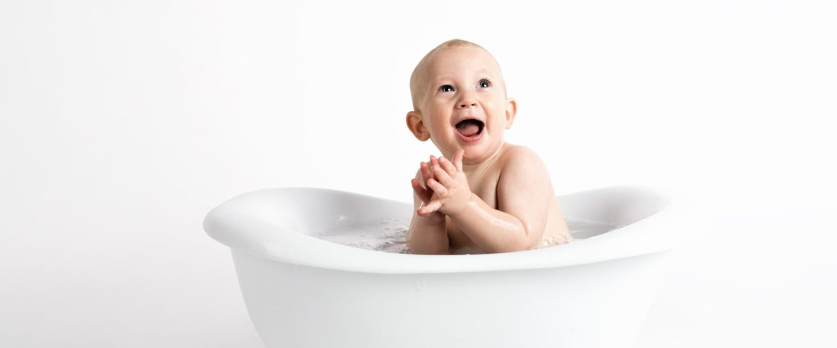 baby-inside-white-bathtub-with-water-914253